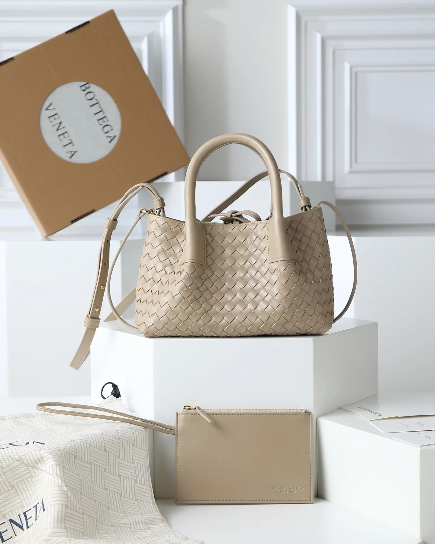 1000. BOTTEGA VENETA's 2025 new product pinacoteca has super soft leather, and the weaving function, practicality and relaxed fashion sense have not been lost ❤️‍🔥Amway is a must-have bag for sisters when going out. The size also accurately meets the commuting needs of urban beauties, and it can fit everything! ! ! 🔥The capacity should not be underestimated~ It doesn’t pick the person, the occasion, or the occasion. With its majestic curved outline, exquisite woven texture, delicate edges and rounded handles, this woven vegetable basket bag truly achieves the goal of “dressing up and being fashionable without getting in the way”~ Are you interested in Jimei? Style number: 819004 Size: 24*15*12cm